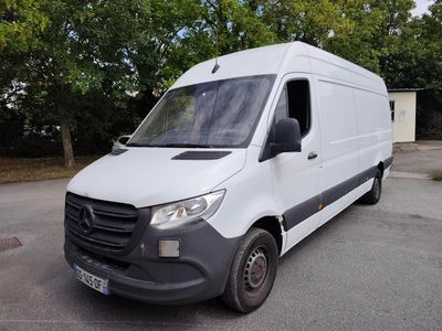 la camionnette blanche est garée sur le parking à côté des arbres