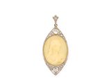 un pendentif en jade jaune et diamants