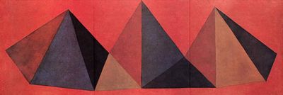 une image représentant un tableau avec trois pyramides sur fond rouge