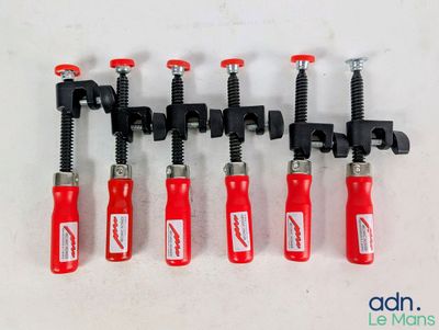 six colliers de serrage rouges et noirs sont alignés sur une surface blanche