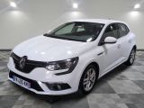 la voiture blanche est garée sur un sol en damier dans le garage