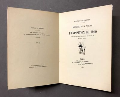 un livre ouvert sur lequel figure l'image d'un homme assis sur une chaise