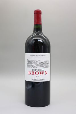 une bouteille de vin rouge posée sur une table blanche