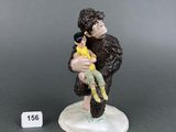 un gros plan sur une figurine représentant un homme tenant un enfant dans ses bras