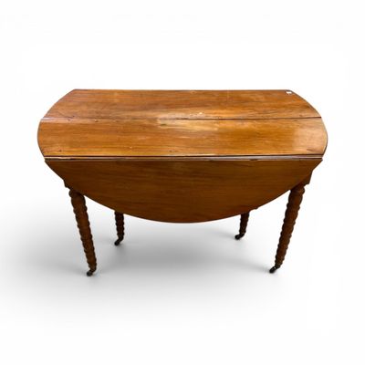 une vieille table en bois aux pieds tournés, sur fond blanc