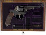 un vieux pistolet dans un coffret en bois doublé de velours violet