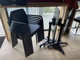 beaucoup de chaises et une table dans une pièce