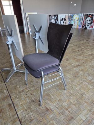 8 tables carrées pliables et 23 chaises