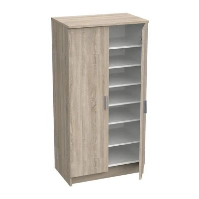 un gros plan d'une armoire en bois avec des étagères et des portes