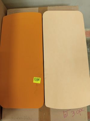 deux morceaux de carton posés sur une boîte en carton