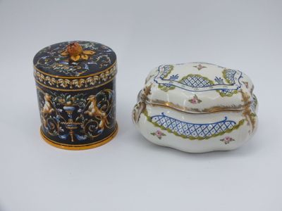 paire de boîtes en porcelaine ornées de motifs floraux sur fond blanc