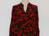 une photo d'un t-shirt rouge et noir sur un mannequin