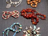 plusieurs types de perles et de colliers posés sur une table