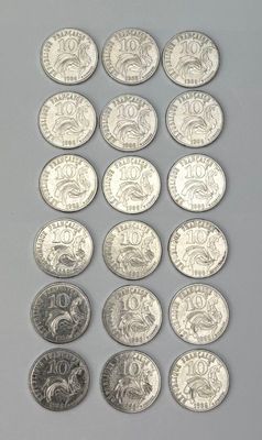 Plusieurs types de pièces de monnaie sont alignées sur une surface grise