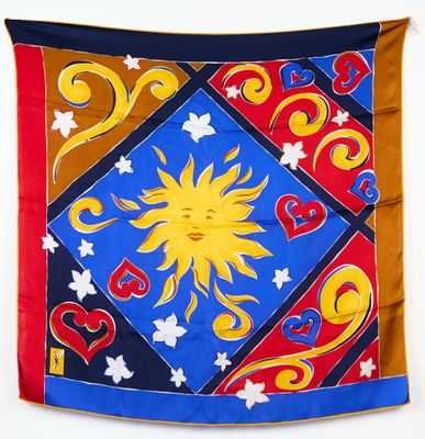 une photo d'un foulard carré orné d'un soleil et d'étoiles
