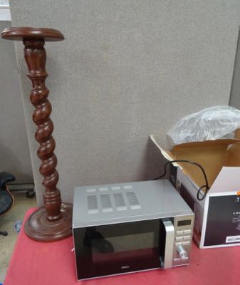 un micro-ondes et un four à micro-ondes posés sur une table