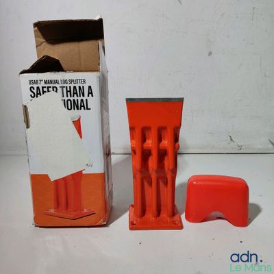un petit objet orange posé à côté d'une boîte
