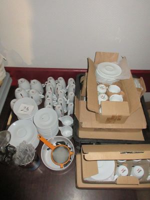 de nombreuses boîtes d'assiettes et de tasses blanches sur la table