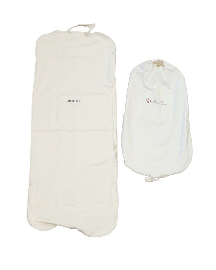 JACQUEMUS et Loro PIANA Lot de trois housses en coton, siglées. Haut. : 110 cm et 170 cm environ