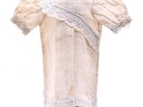 une robe posée sur un mannequin, sur fond blanc
