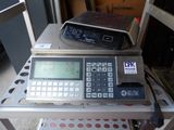 une image représentant une balance sur laquelle est posé une calculatrice