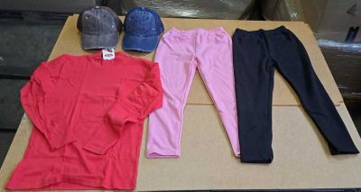 une boîte en carton sur laquelle sont posés des vêtements et un chapeau