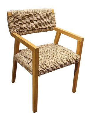 La chaise est en corde et en bois, avec une assise en corde.