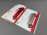 un livre ouvert sur lequel figure l'image d'une voiture
