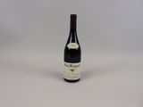 une bouteille de vin posée sur une table
