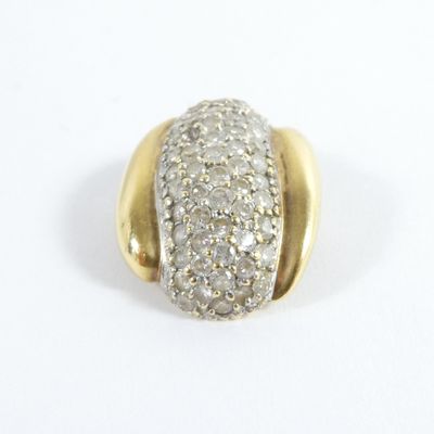 une image d'une bague en or et en diamant sur une surface blanche