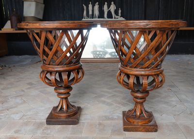 deux vases en bois posés sur une table
