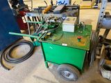 une machine verte posée par terre