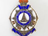 gros plan d'un badge sur une surface blanche
