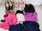 plusieurs paires de chaussures et vêtements pour femmes posés sur une table