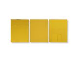 trois morceaux de papier jaune sur une surface blanche