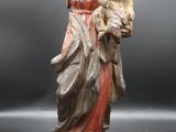 l'image d'une statue représentant une femme tenant un bébé dans ses bras
