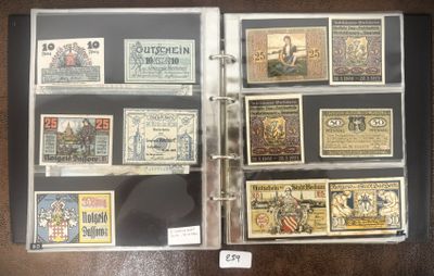 tout un tas de timbres différents sur un classeur posé sur une table