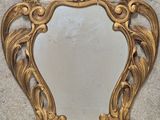 une image représentant un miroir avec un cadre doré accroché au mur