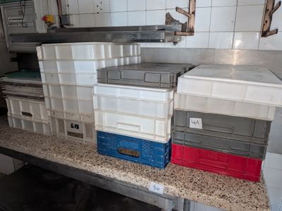 un plan de travail sur lequel sont posées plusieurs boîtes