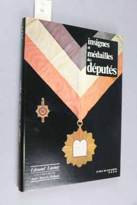 un livre orné d'une médaille et sur lequel figure une médaille