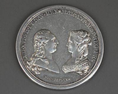 une image d'une pièce de monnaie sur laquelle figurent un homme et une femme