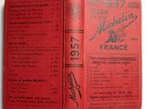 un vieux livre à la couverture rouge posé sur une table