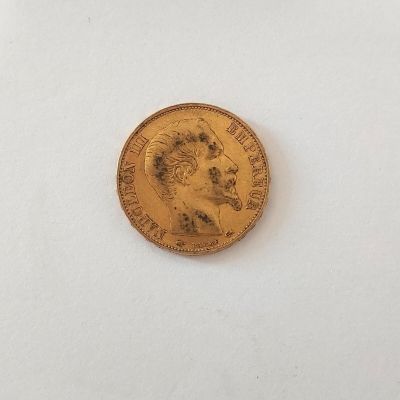 une pièce d'or sur laquelle figure l'image d'un homme