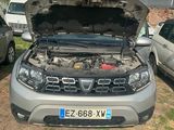 une voiture dont le capot arrière est cassé