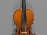un vieux violon avec un archet accroché au mur