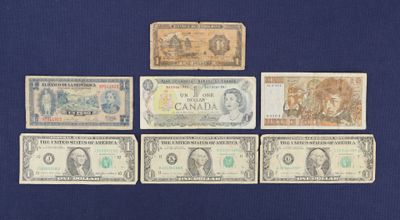 six billets de banque canadiens différents disposés sur un fond bleu