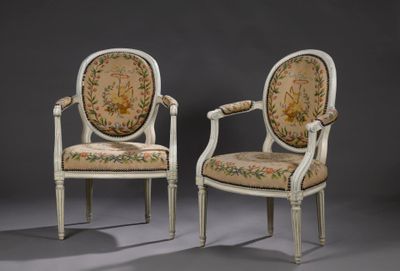 paire de fauteuils de style Louis XVI avec assises rembourrées à motifs floraux