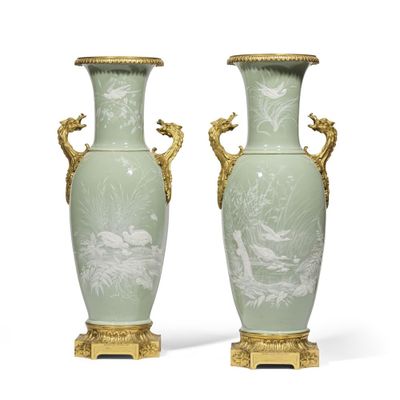 une paire de vases verts décorés d'oiseaux et de fleurs