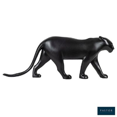 une figurine de chat noir sur fond blanc, avec un fond blanc