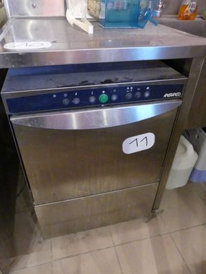 un lave-vaisselle qui se trouve dans une cuisine